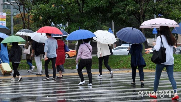 [포토] 알록달록 우산 행렬