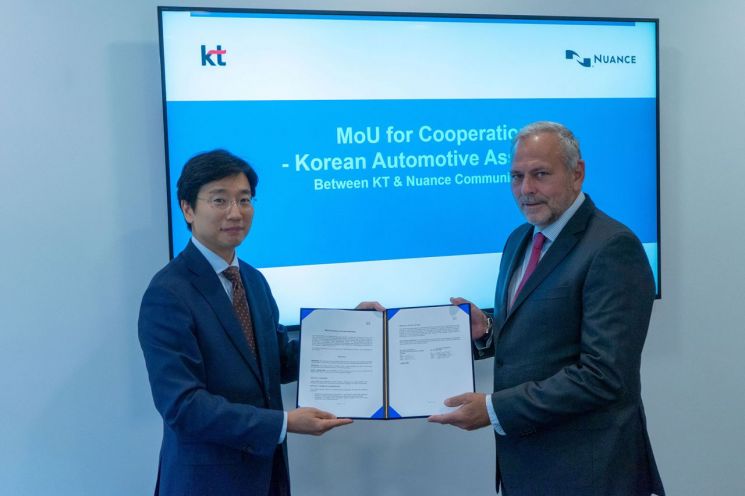 KT는 독일 프랑크푸르트 암바인 국제공항 콘퍼런스 센터에서 뉘앙스 커뮤니케이션즈와 한국 시장에 특화된 차량용 음성인식 서비스를 공동으로 개발하기 위한 업무협약을 체결했다. KT 커넥티트카 사업 담당 최강림 상무(좌측)와 뉘앙스 커뮤니케이션즈 오토모티브 사업 수석 이건 정하임(Egon Jungheim) 부사장(우측)이 업무협약을 마치고 기념 촬영을 하고 있다.