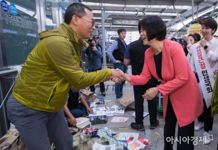 [포토] 철도노조원들과 악수하는 이정미 대표