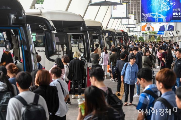 추석 연휴를 하루 앞두고 본격 귀성 전쟁이 시작된 21일 서울 서초구 강남고속버스터미널에서 귀성객들이 버스를 타기위해 줄을 서고 있다./강진형 기자aymsdream@