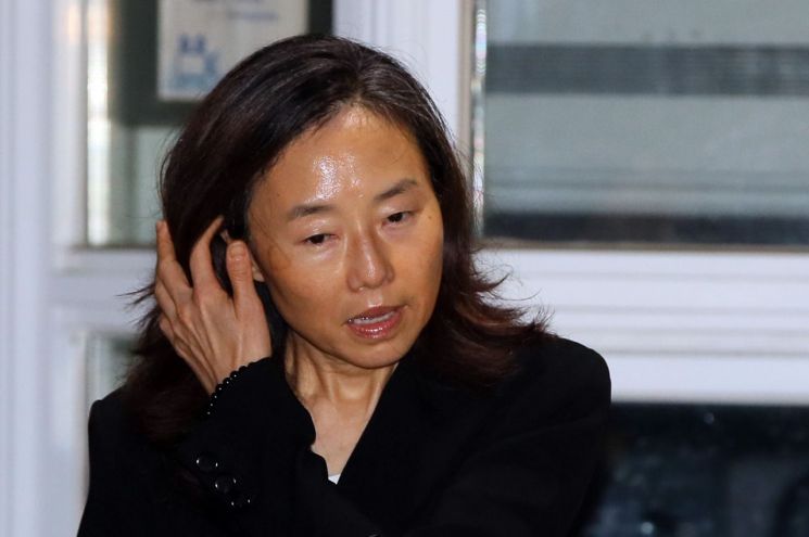 구속만료로 석방된 김기춘·조윤선, 화이트리스트 선고는 연기 
