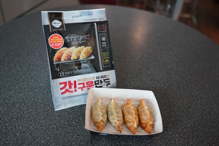 [신상 뜯어보기]불·기름·프라이팬 필요없다…바삭한 '올반 갓!구운만두'