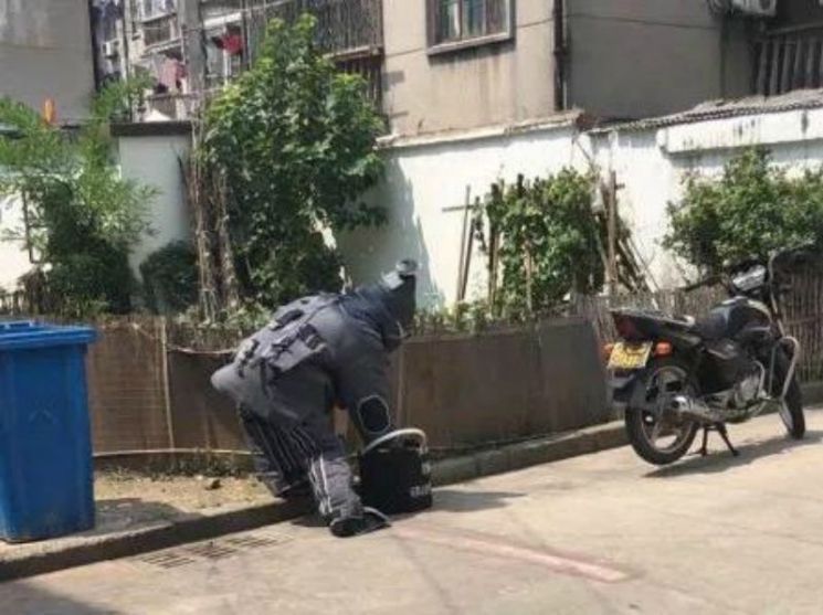 탄약처리반이 수류탄을 제거하는 모습. 사진 = sina.com 영상 캡쳐