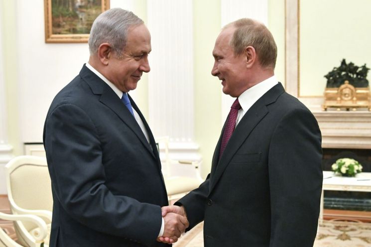 올해 7월 모스크바에서 만난 푸틴 러시아 대통령(오른쪽)과 네타냐후 이스라엘 총리. [이미지출처=AP연합뉴스]