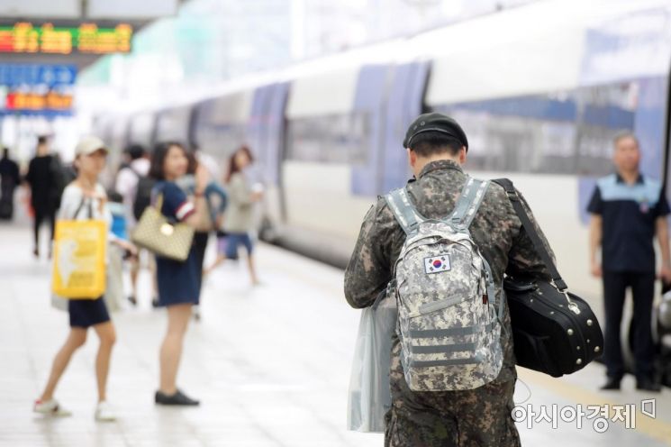 [포토]고향 열차 향하는 휴가 나온 군인