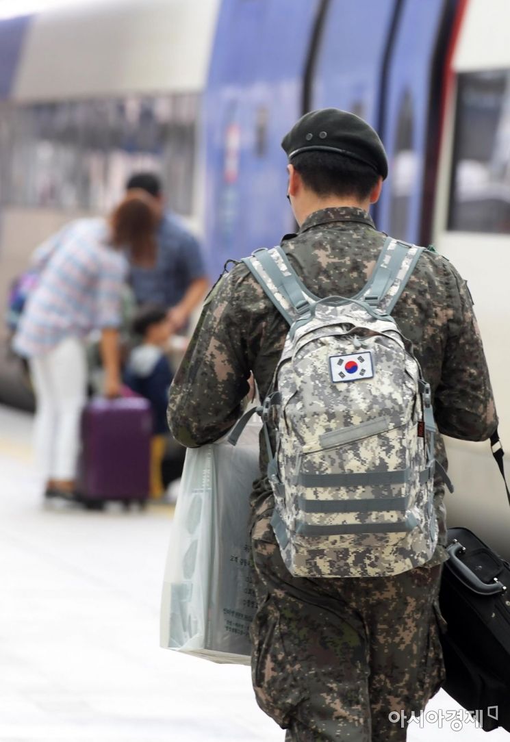 추석을 하루 앞둔 23일 서울역에서 휴가를 나온 군인이 열차를 타기 위해 발걸음을 재촉하고 있다. /문호남 기자 munonam@