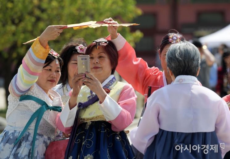 [포토]한복 입고 '찰칵'