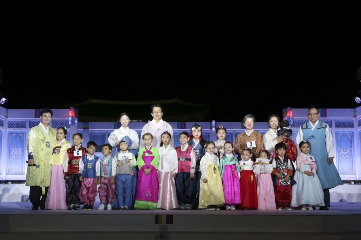 '2018 종로한복축제' 광화문 밝히다  