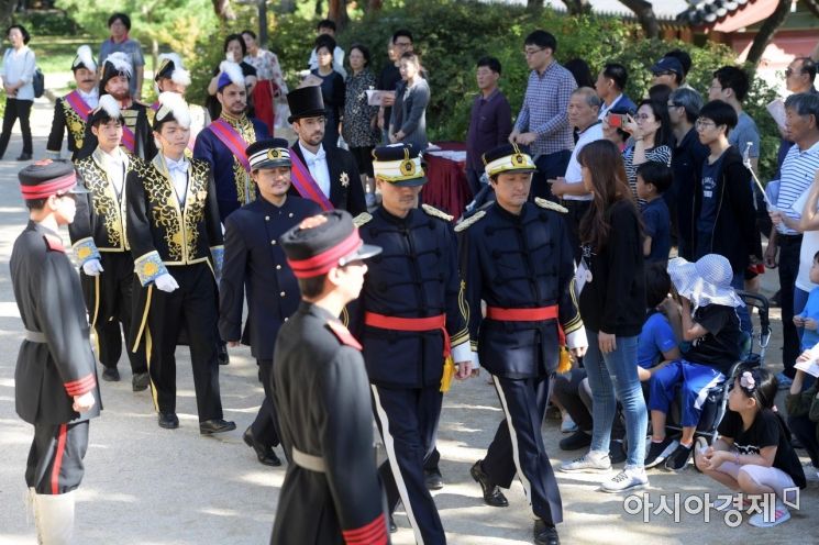 [포토]덕수궁 정관헌에서 열린 대한제국 외국공사 접견례 재현 행사
