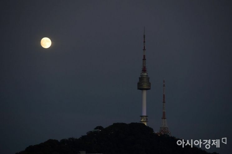 추석을 하루 앞둔 23일 서울 남산 위로 보름달이 떠 있다. /문호남 기자 munonam@