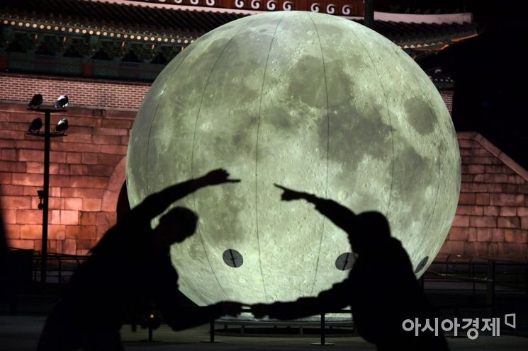 [포토]숭례문 앞에 뜬 휘영청 밝은 보름달