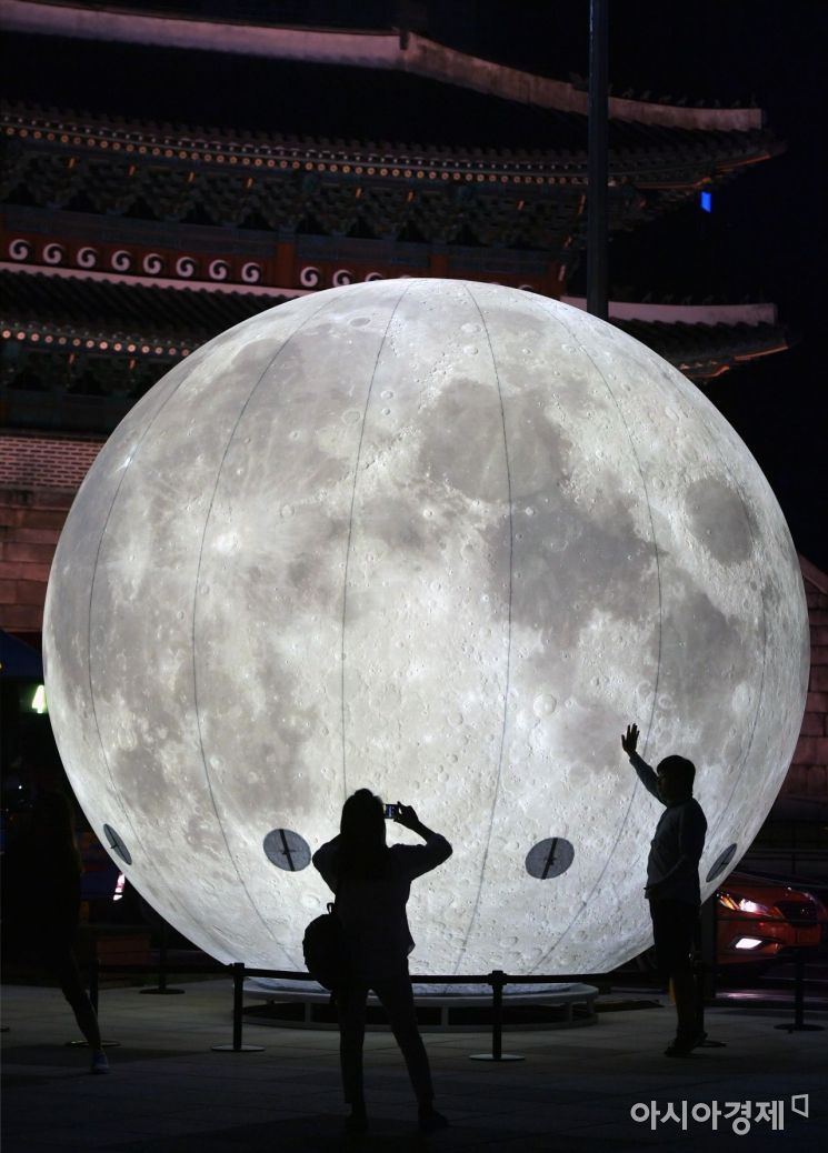[포토]숭례문 앞 두둥실 떠오른 한가위 보름달