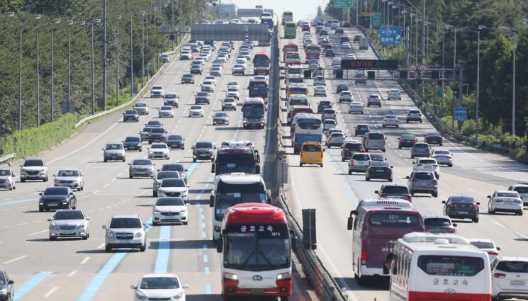 계속되는 귀경길 정체…"부산→서울 6시간30분"