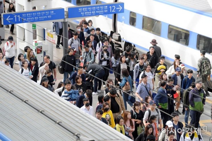 추석 연휴 마지막 날인 26일 고향을 다녀온 귀경객들이 서울역에 도착해 집으로 향하고 있다. /문호남 기자 munonam@