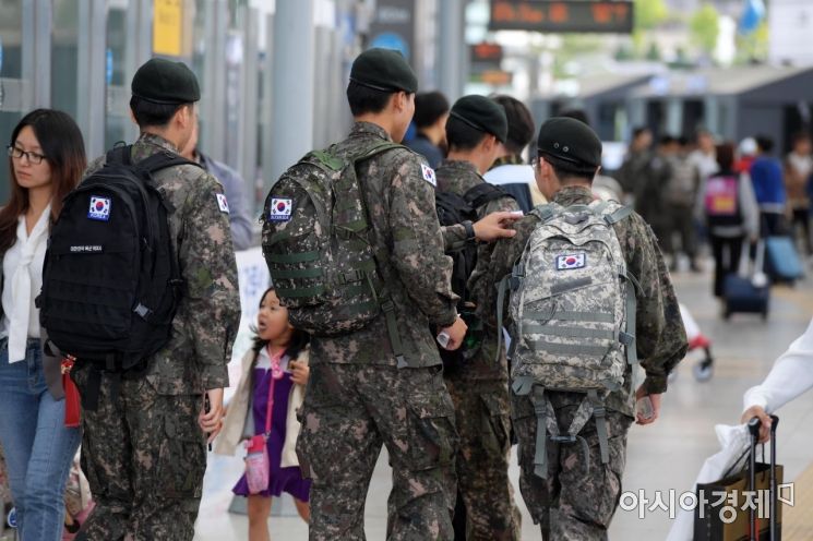 서울역에서 휴가를 마친 군인들이 열차를 타기 위해 이동하고 있다. /문호남 기자 munonam@