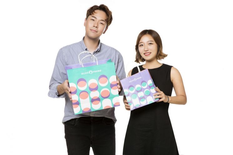 왼쪽부터 올리브영 상품기획자(MD)인 윤재훈씨(29)와 김민희씨(27)