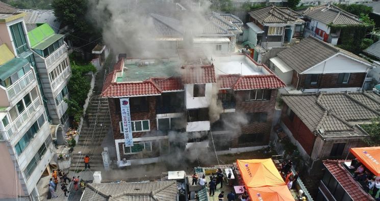 서울시 소방재난본부가 지난 18일 은평구 재개발지역 다세대 주택에서 실물화재 재현 실험을 진행하고 있다. (사진=서울시 소방재난본부 제공)