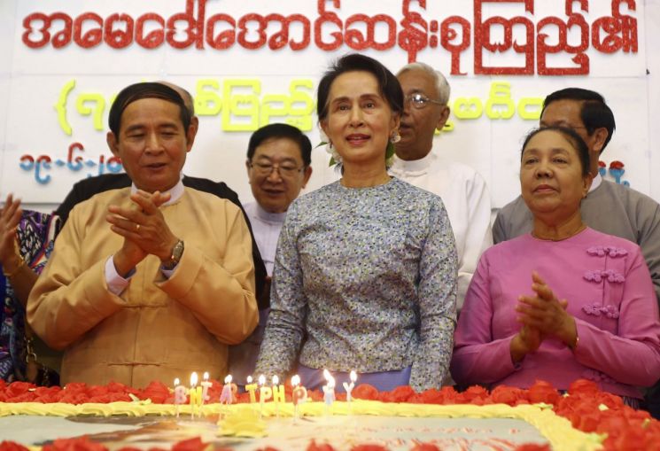 미얀마의 최고 실권자인 아웅산 수치(가운데) 국가자문역이 지난 6월 미얀마의 행정수도 네피도에 있는 국회의사당 내 집권 여당 민주주의민족동맹(NLD) 사무실에서 73세 생일 축하 행사를 하고 있다. [이미지출처=연합뉴스]