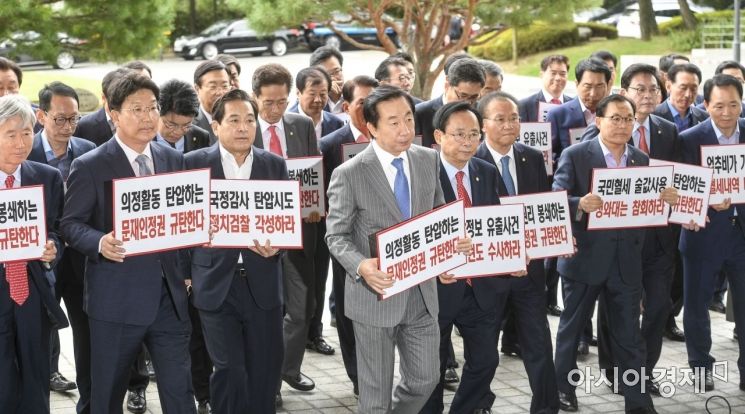 [포토]검찰총장실로 이동하는 자유한국당 의원들