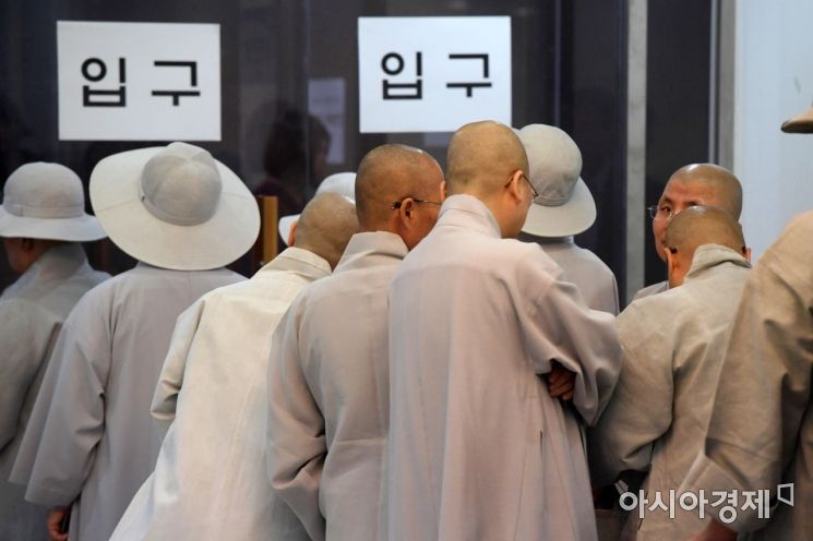 [포토]총무원장 선거 투표소 들어서는 스님들