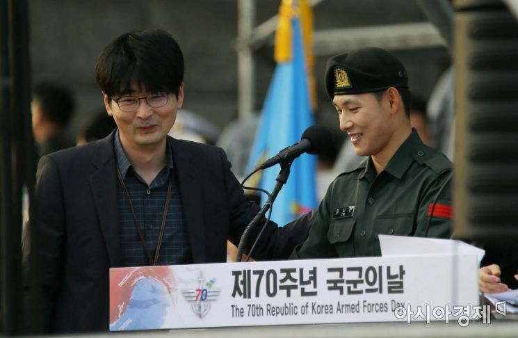지난해 9월28일 서울 용산구 전쟁기념관에서 열린 제70주년 국군의날 미디어데이에서 탁현민 청와대 선임행정관이 임시완 상병을 격려하고 있다. /문호남 기자 munonam@
