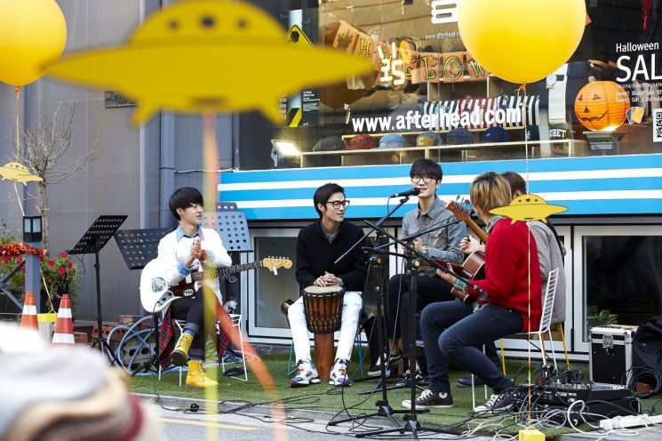 '찾아가는 버스킹’ 강남이 들썩...공연은 집 앞에서