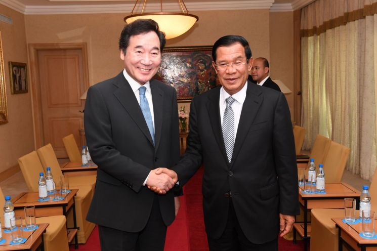훈센 캄보디아 총리<왼쪽>와 이낙연 국무총리가 26일 오후 베트남 하노이에서 회담을 했다. <사진 출처>캄보디아 총리실
