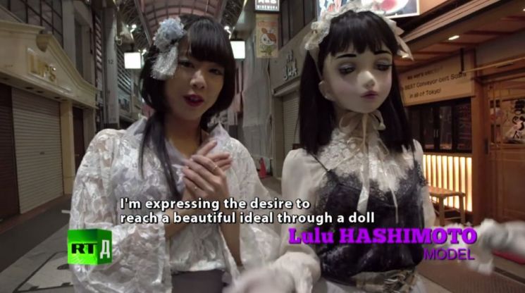 섹스돌과 사랑에 빠졌다고 고백하는 일본 여성. 사진은 RT의 ‘대체물’ 가운데 한 장면.