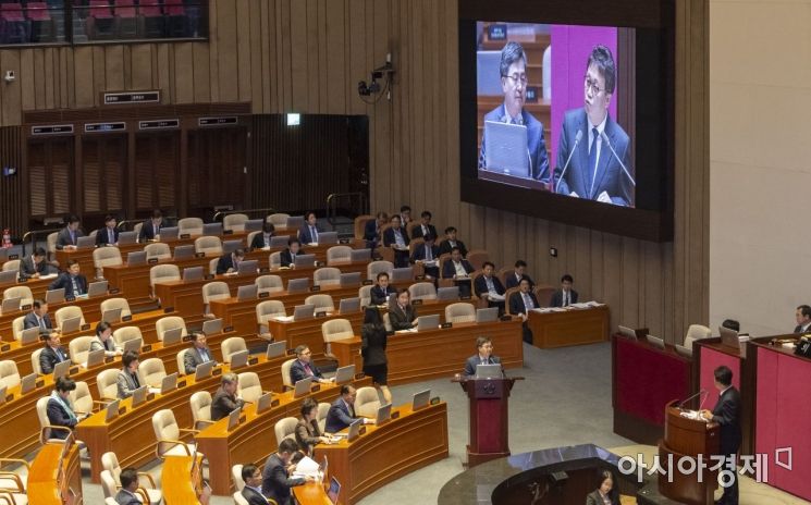 김동연 경제부총리가 2일 국회 본회의장에서 열린 경제분야 대정부질문에 출석, 민병두 의원 질의에 답변하고 있다./윤동주 기자 doso7@