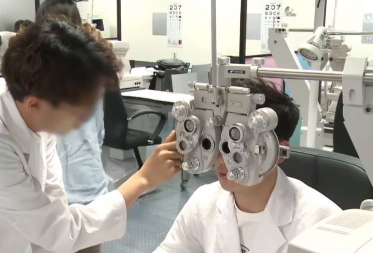 안과에서 시력검사를 받는 사람. [사진=유튜브 화면캡처]
