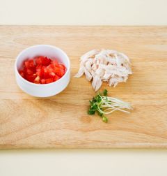 1. 닭 가슴살은 잘게 찢고 토마토는 작게 썰고 무순은 적당한 길이로 손질한다.