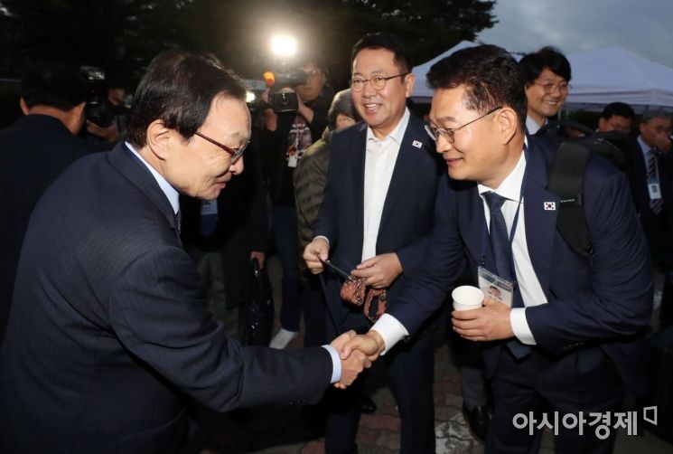 [포토]악수하는 이해찬·송영길