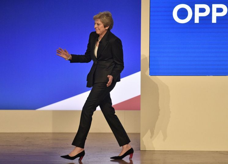 [포토]英총리의 파격…언제까지 어깨춤을 추게 할거야