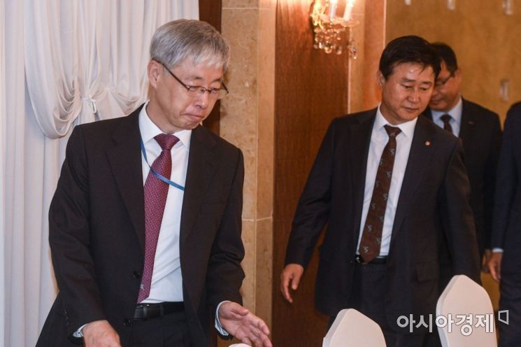 [포토] 간담회장으로 들어서는 김현철 위원장