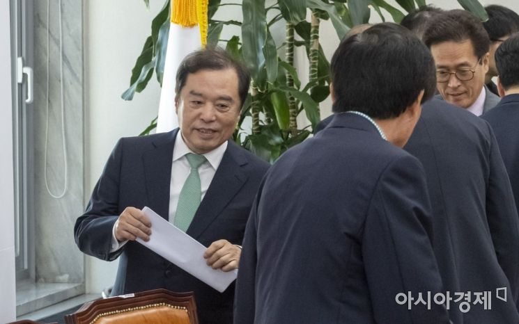 [포토] 회의 참석하는 김병준 비대위원장