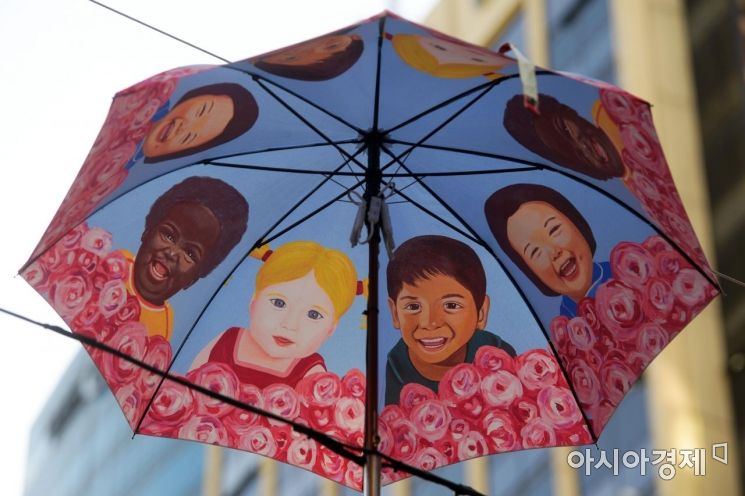[포토]청계천 하늘에 걸린 아름다운 우산