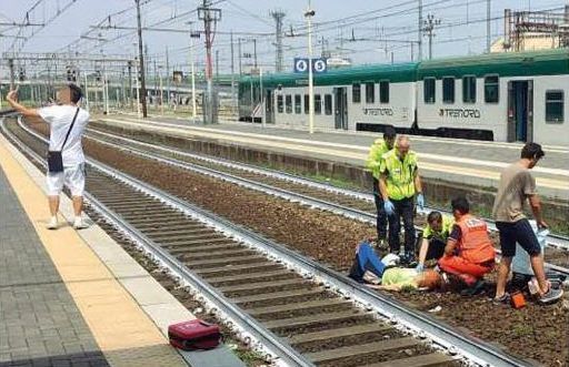 이탈리아에서 열차사고로 선로에 쓰러져 있는 외국인 여성의 응급 구조 장면을 배경 삼아 셀피를 찍는 한 젊은 남성의 모습이 공개돼 분노를 일으켰었다. [이미지출처=연합뉴스]