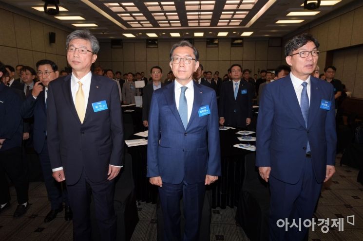 [포토]애국가 제창하는 시중은행장들