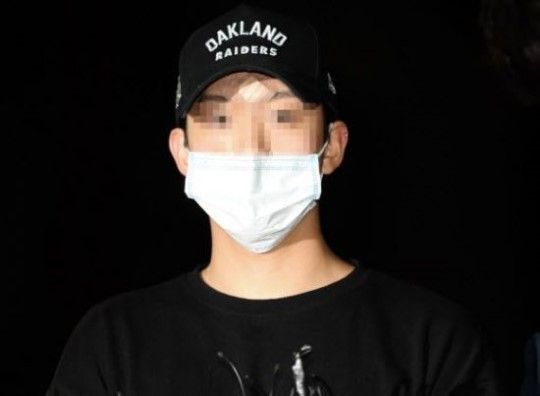 아이돌 그룹 카라 출신인 구하라(27)씨의 남자친구 A씨가 지난달 17일 서울 강남경찰서에 출두하고 있다.사진=연합뉴스