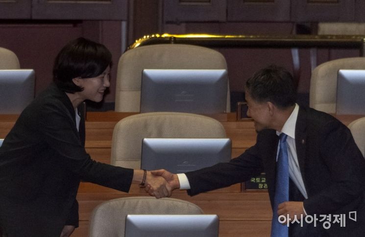 [포토] 인사 나누는 유은혜 부총리-박능후 장관