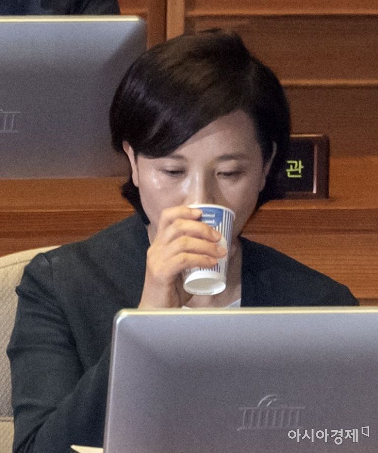 [포토] 물 마시는 유은혜 부총리