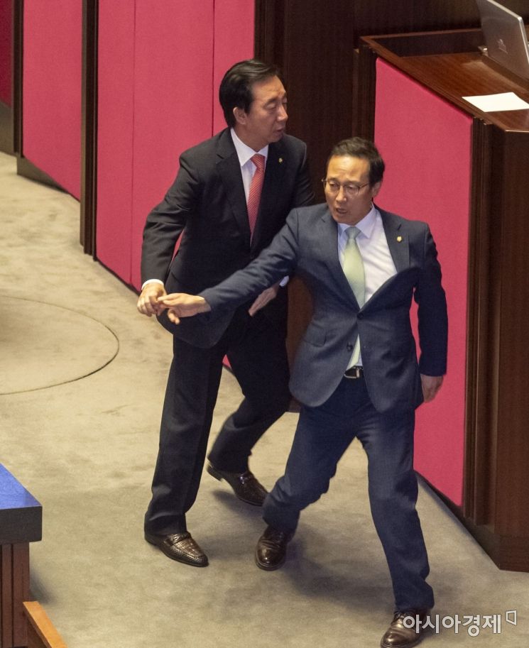 [포토] 대정부 질문 도중 여야 원내대표 '몸싸움'