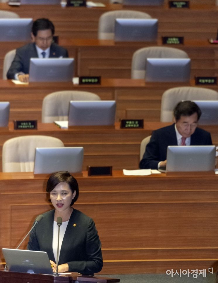 [포토] 질의에 답변하는 유은혜 부총리