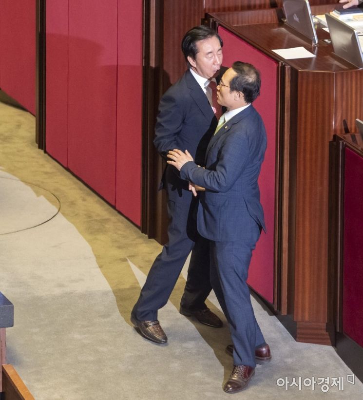 [포토] 홍영표 원내대표 끌어내는 김성태 원내대표