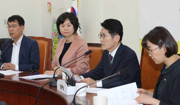 윤소하 “김성태, ‘야근 삼각김밥’ 발언…저열한 논리에 헛웃음 나올 지경”