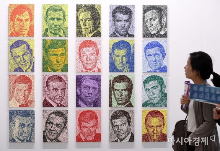 [포토] 작품 살펴보는 시민들
