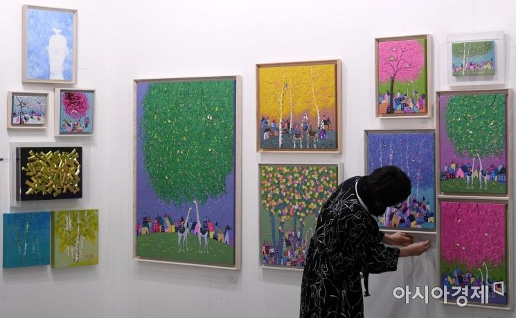 [포토] 전시관 단장하는 관계자