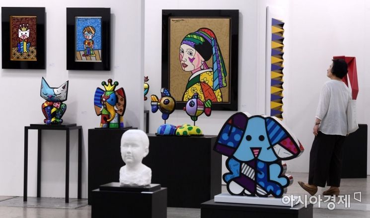 [포토] 전시관 둘러보는 관람객