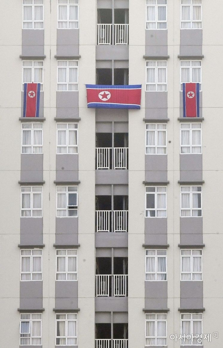 [포토]자카르타 선수촌에 걸린 북한 인공기