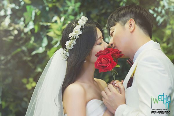 유상무♥김연지, 웨딩화보 공개 …"암에 걸렸을 때는 결혼 상상조차 못했다"